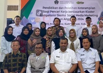 Pejabat Disnaker Kabupaten Blitar bersama pelatih dan peserta pelatihan social media marketing yang dibuka Rabu (25/9/2024).