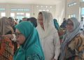 Seusai penyerahan bantuan, tampak Cen Sui Lan (baju putih) diserbu kaum ibuk-ibuk sembari minta foto bersama (foto : Zaki)