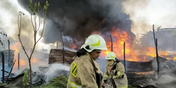 Petugas Suku Dinas (Sudin) Penanggulangan Kebakaran dan Penyelamatan (Gulkarmat) Jakarta Utara dan Kepulauan Seribu memadamkan api di tempat penyulingan tiner di Kampung Rawamalang RT 05/10, Semper Timur, Cilincing, Jakarta Utara, Sabtu (14/9/2024). (ANTARA/HO-Sudin Gulkarmat Jakarta Utara)