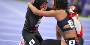 Sprinter Karisma Evi Tiarani (kiri) menangis terharu dalam pelukan sprinter Britania Raya Ndidikama Okoh (kanan) setelah berhasil finis di urutan kedua pada pertandingan final nomor 100 meter T63 putri Paralimpiade Paris 2024 di Stadion Stade de France, Paris, Prancis, Sabtu (07/09/2024). Karisma Evi berhasil finis di urutan kedua dan berhak atas medali perak dengan catatan waktu 14,26 detik. ANTARA FOTO/Agung Wahyudi/app/agr