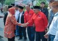 Rijanto saat menyapa Risma di gapura pintu masuk Makam Bung Karno untuk ziarah.