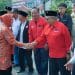 Rijanto saat menyapa Risma di gapura pintu masuk Makam Bung Karno untuk ziarah.
