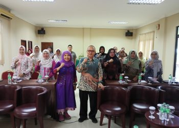 Peserta pertemuan penguatan posyandu secara berjenjang dalam integrasi layanan primer di Hotel Pelangi Tanjungpinang, Rabu (21/08/2024) saat foto bersama, foto: ist/detak.media