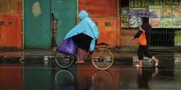 Arsip foto - Warga menerobos hujan di Makassar, Sulawesi Selatan, Selasa (24/10/2023). Sebagian besar wilayah Makassar mulai diguyur hujan dengan intensitas ringan, sementara Badan Meteorologi, Klimatologi dan Geofisika (BMKG) Wilayah IV Makassar memprakirakan musim hujan baru terjadi pada pertengahan November 2023. ANTARA FOTO/Arnas Padda/aww/pri.