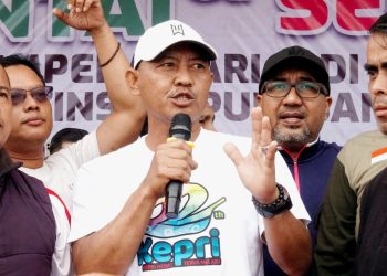 Sekda Provinsi Kepri Adi Prihantara saat menyampaikan permohonan maaf kepada masyarakat Kepulauan Riau di Gedung Daerah Tanjungpinang, Kepulauan Riau.