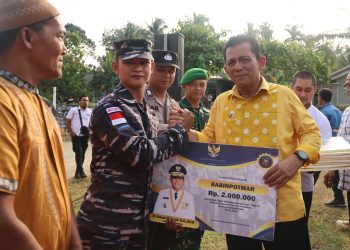 Gubernur Kepri H Ansar Ahmad, saat menyalurkan bantuan, foto: ist/detak.media