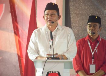 Calon Walikota Nomor Urut 1, Bambang Rianto saat memaparkan visi misi bersama Calon Wakilnya, Bayu Setyo Kuncoro, dalam debat publik pertama Pilkada 2024, Rabu (16/10/2024).