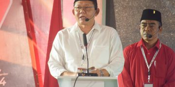 Calon Walikota Nomor Urut 1, Bambang Rianto saat memaparkan visi misi bersama Calon Wakilnya, Bayu Setyo Kuncoro, dalam debat publik pertama Pilkada 2024, Rabu (16/10/2024).