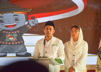 Paslon no urut 2, Mas Ibin dan Mbak Elim saat memaparkan visi dalam debat perdana Pilkada Kota Blitar 2024, Rabu (16/10/2024).