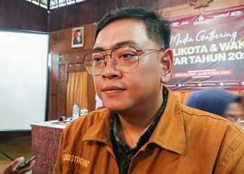 Ketua KPU Kota Blitar, Rangga Bisma saat diwawancarai Selasa (15/10/2024).