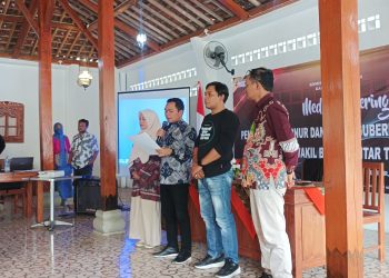 Sugino. Ketua KPU Kabupaten Blitar saat membacakan press release kajian Bawaslu atas pemutaran lagu 'Ini Rindu'.