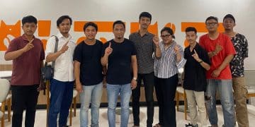 Pengurus Forum Pemuda Blitar yang memberikan salam satu jari, untuk memenangkan Paslon no urut 01 Bambang-Bayu di Pilkada Kota Blitar 2024.