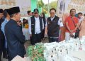 Pjs Bupati Blitar, Jumadi, saat melihat produk IKM di Pasar Murah Desa Ponggok, Kamis (17/10/2024).