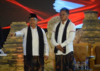 Rijanto (berkopiah) dan Beky saat debat pertama Pilkada 2024 digelar KPU Kabupaten Blitar, Jumat (18/10/2024).