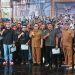 Pjs Bupati Blitar Jumadi saat foto bersama dengan pegiat seni Kabupaten Blitar, yang mengikuti Bimtek di Kampung Coklat, Senin (21/10/2024).