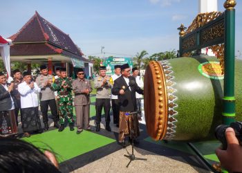 Pjs Bupati Blitar, Jumadi, memukul beduk produk asli Blitar sebagai simbol pembukaan MTQ 2024 di Apel Hari Santri, Senin (22/10/2024).