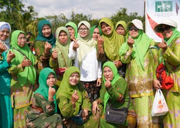 Mak Rini (baju putih) berfoto bersama peserta peringatan Hari Santri Kecamatan Ponggok dan jalan sehat, Selasa (22/10/2024).