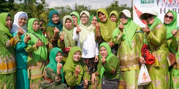 Mak Rini (baju putih) berfoto bersama peserta peringatan Hari Santri Kecamatan Ponggok dan jalan sehat, Selasa (22/10/2024).