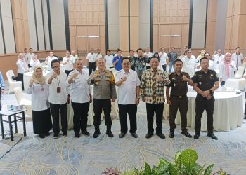 Pjs Bupati Blitar, Jumadi, bersama Kepala BPN Kabupaten Blitar Barkah Yulianto (baju batik) dan instansi terkait dalam gugus tugas reforma agraria.