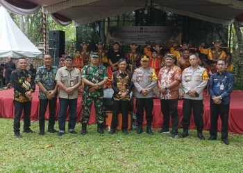 Forkopimda Blitar dipimpin Asisten Administrasi Umum Sekretariat Daerah Kabupaten Blitar, Mashudi (batik tengah) saat mengunjungi Kesambi Trees Park, Kamis (24/10/2024).