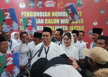 Foto: Paslon Ibin-Elim saat konferensi pers usai pengundian nomor urut Paslon digelar KPU Kota Blitar, Senin (23/9/2024).