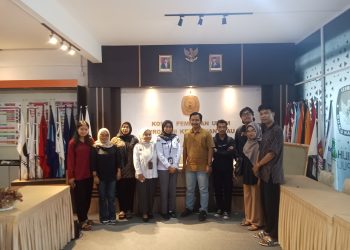 Komunitas Bakti Bangsa (KBB) Provinsi Kepulauan Riau dan 5 Kabupaten Kota lainnya resmi mendaftar ke Kantor Komisi Pemilihan Umum (KPU) Provinsi Kepulauan Riau sebagai salah satu Lembaga Pemantau pemilu pada Pilkada Kepri 2024, bertepat di jalan KM 8 atas, jalan Raja Haji Fisabilillah, Tanjungpinang, Kepulauan Riau pada hari Senin (30/09), foto: ist/detak.media