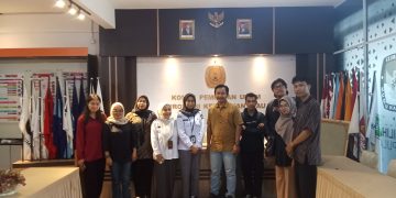 Komunitas Bakti Bangsa (KBB) Provinsi Kepulauan Riau dan 5 Kabupaten Kota lainnya resmi mendaftar ke Kantor Komisi Pemilihan Umum (KPU) Provinsi Kepulauan Riau sebagai salah satu Lembaga Pemantau pemilu pada Pilkada Kepri 2024, bertepat di jalan KM 8 atas, jalan Raja Haji Fisabilillah, Tanjungpinang, Kepulauan Riau pada hari Senin (30/09), foto: ist/detak.media