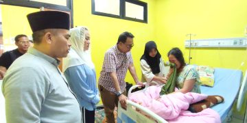 Tampak tangisan haru salah seorang pasien di RSUD Natuna saat kedatangan pasangan calon bupati natuna, Cen Sui Lan dan Jarmin Sidik (foto : Zaki/DM)