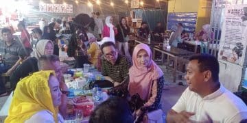 Pasangan Calon Bupati dan Wakil Bupati Natuna, Cen Sui Lan - Jarmin saat mengunjungi lapak UMKM Orion di Pantai Piwang Natuna (foto : ist)