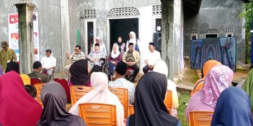 Didampingi Mantan Bupati Natuna, Daeng Rusnadi, Pasangan Cermin tatap muka bersama warga kampung Sebala, Batu Gajah (foto : ist)