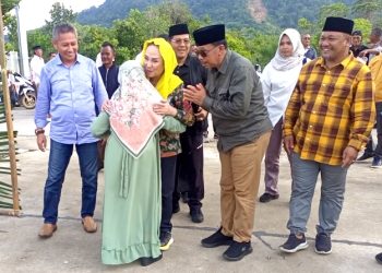 Hadi Candra (baju kotak-kotak) selalu Ketua Tim pemenangan paslon nomor urut satu, Cen Sui Lan - Jarmin saat mendampingi rombongan meninjau Hunian Tetap Sisi Bertuah, di Desa Pangkalan, Serasan, Rabu, 16 Oktober 2024 (foto : ist)