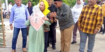 Hadi Candra (baju kotak-kotak) selalu Ketua Tim pemenangan paslon nomor urut satu, Cen Sui Lan - Jarmin saat mendampingi rombongan meninjau Hunian Tetap Sisi Bertuah, di Desa Pangkalan, Serasan, Rabu, 16 Oktober 2024 (foto : ist)