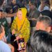 Masyarakat Natuna antusias menyambut kedatangan Cen Sui Lan (kerudung kuning) saat mengisi kampanyenya sebagai Calon Bupati Natuna.