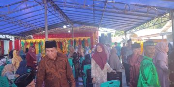 Anggota DPRD Natuna, Tabrani saat mengapa masyarakat Tanjung Kumbik (foto : Zaki)