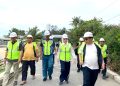 Cen Sui Lan (tengah), didampingi anggota DPRD Kepri dan DPRD Natuna saat meninjau proses rehabilitasi pelabuhan Midai, Natuna (foto : ist)