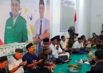 Mas Ibin dan tetangganya warga Lingkungan Kepanjenlor Kota Blitar berdoa bersama untuk kelancaran pemenangan Pilkada 2024.