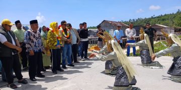 Penyambutan rombongan calon Bupati Natuna, Cen Sui Lan - Jarmin saat tiba di Kecamatan Seluan (foto : ist)