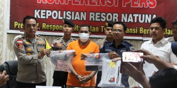 Pelaku beserta barang bukti diamankan Polres Natuna (foto: Humas Polres)