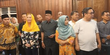 Pasangan Calon Bupati Natuna terpilih, Cen Sui Lan (kerudung kuning) beserta wakilnya, Jarmin Sidik (kanan), saat menggelar konferensi pers, seusai penghitungan cepat hasil pemilukada pemilihan Bupati dan Wakil Bupati Natuna periode 2024-2029 (foto : ist)