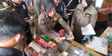 Satpol PP Kota Blitar dan Bea Cukai menemukan rokok ilegal dijual salah satu toko di Kota Blitar saat operasi Selasa (3/12/2024).