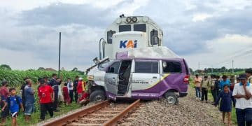 Ambulans terseret hingga beberapa meter usai tertabrak kereta api di jalur Ngujang - Kras Kediri, Rabu (4/12/2024).
