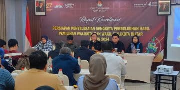 Komisioner lengkap KPU Kota Blitar konsolidasi bersama 45 KPPS menyiapkan data untuk sidang di MK.