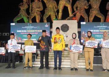 Walikota Blitar Santoso (baju hitam) bersama Wakil Ketua DPRD menganugrahi siswa berprestasi di monumen PETA, sebelum digelarnya drama kolosal, Jumat (14/2/2025).