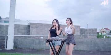 Cuplikan layar Youtube Iclik Cinta yang terlihat di mengambil latar di sekitaran Perpusnas Bung Karno.