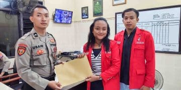 Ketua DPC GMNI Blitar, Vita Nerizza Permai menyerahkan berkas laporan perusakan cagar budaya Bung Karno akibat video musik Iclik Cinta.