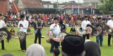 Bupati Blitar Rijanto saat menyambut masyarakat di Alun-Alun Kanigoro dalam gelaran ngabuburit dan buka puasa Ramadhan gratis, Sabtu (8/3/2025).