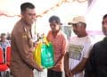 Walikota Mas Ibin memberikan paket sembako yang bersumber dari dana ZIS dikumpulkan Baznas yang disalurkan kepada warga yang membutuhkan, Selasa (11/3/2025).